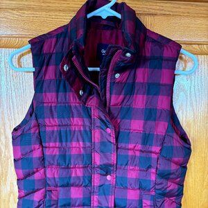 Gap Womens Buffalo Check Puffer Vest, Burgundy and Black, Xsmall